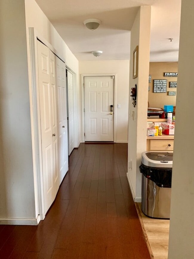 Entry way - 15340 Macadam Rd S