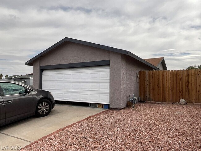 Foto del edificio - 707 Honeybee Ct