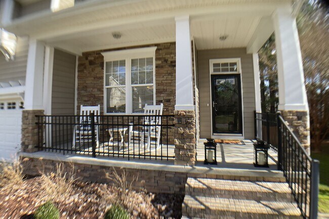 Foto del edificio - Meticulously maintained 3 bed, fenced yard...