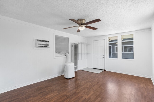 Building Photo - 4159 Larchwood Plz