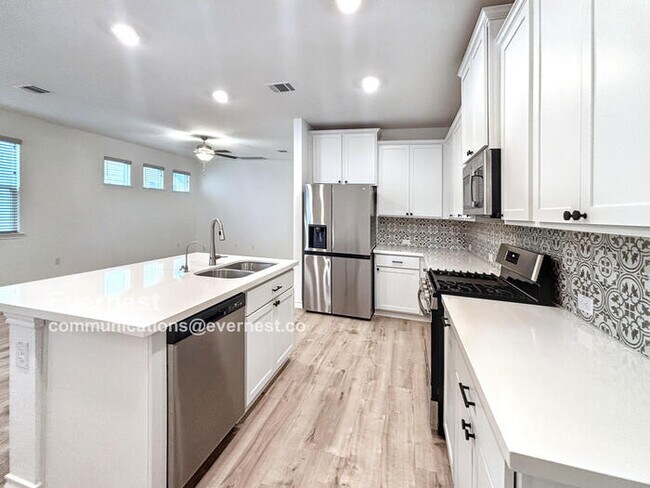 Foto del edificio - Beautiful 3-Bedroom Home  with Private Yar...