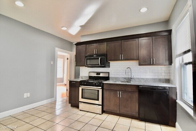 Building Photo - 3 br, 1 bath Triplex - 21 Treadway Rd Apt 1