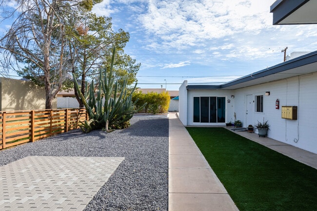 Building Photo - Ocotillo Point (1712-1724 E Ocotillo Rd)