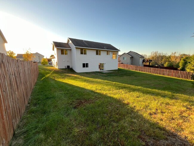 Building Photo - 5 bed 3 bath house for rent