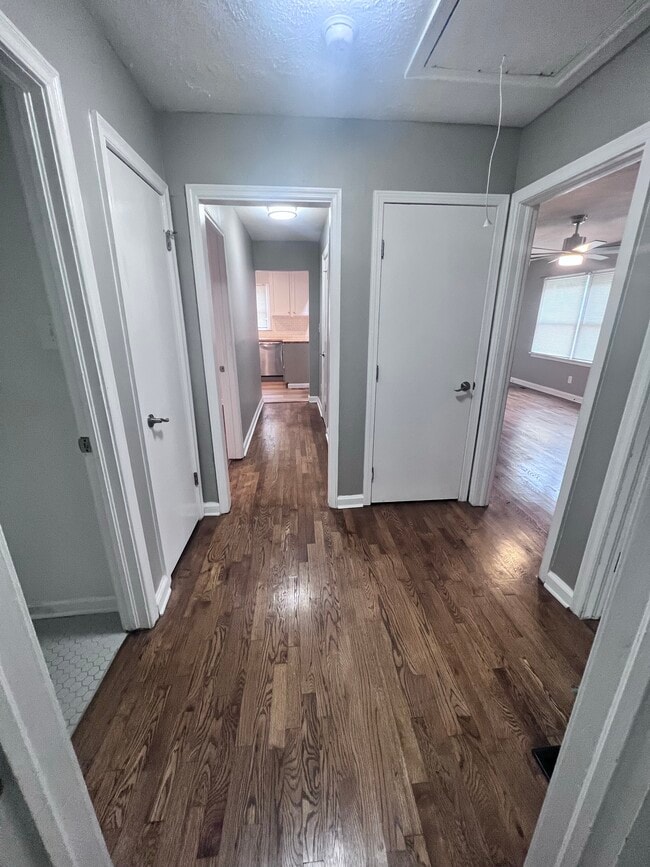Building Photo - Pineview Drive