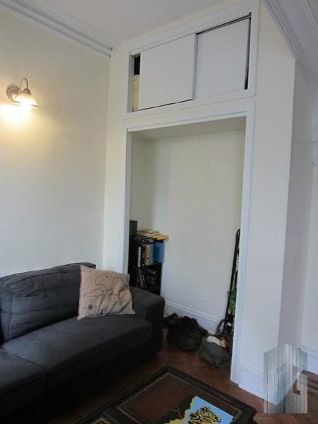 Building Photo - 6 Saint James Pl