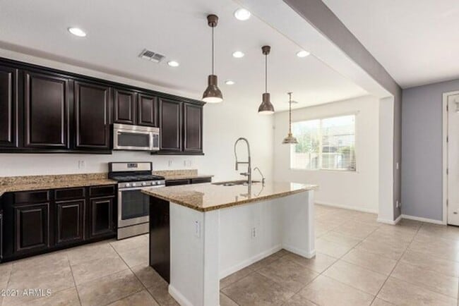 Foto del edificio - 5 Bedroom, 3 Bath Home in Marley Park!