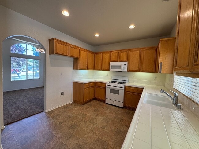 Building Photo - Spacious 4 Bedroom Home in Victorville