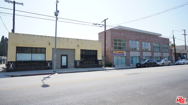 Building Photo - 922 W 23rd St