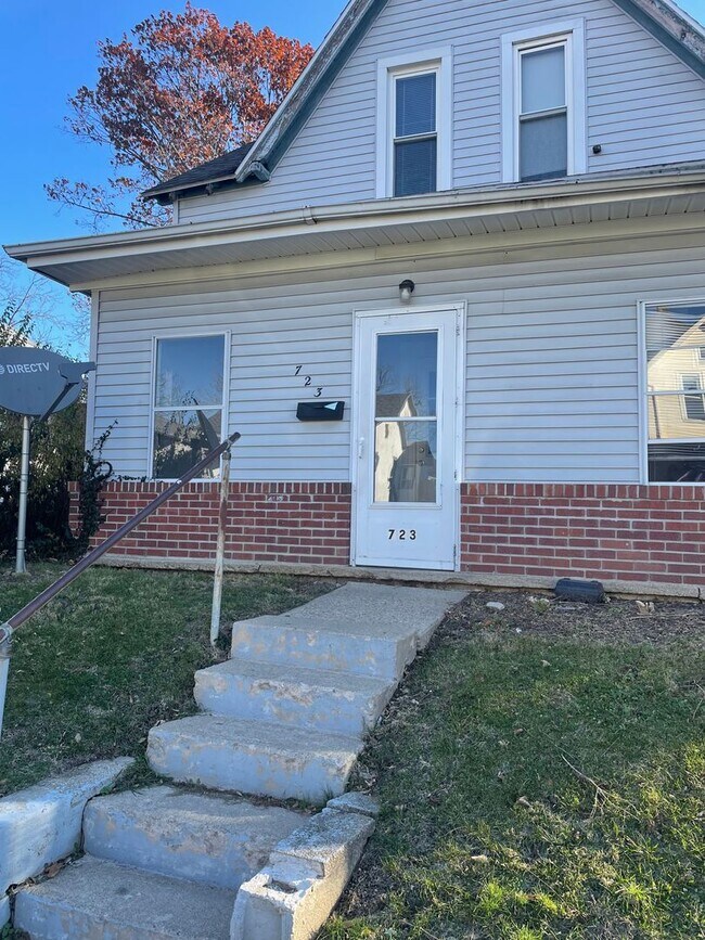 Building Photo - 723 S 5th St