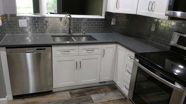 Foto del edificio - 3221 Windbluff Dr