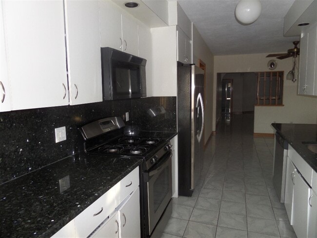 Building Photo - 10 Windsor Rd