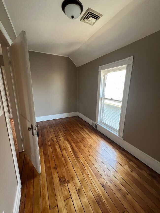Building Photo - Large 3 Bedroom with 1.5 baths