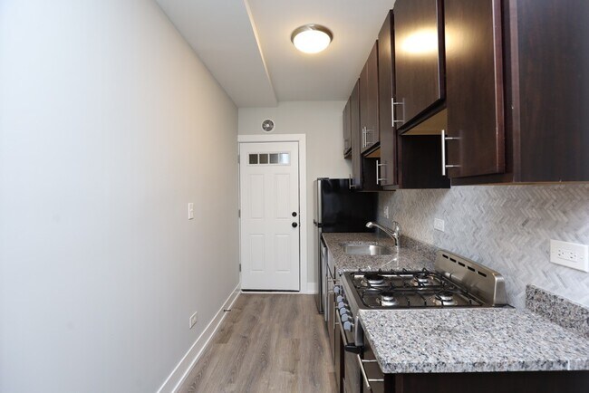 Foto del edificio - 735 W Brompton Ave