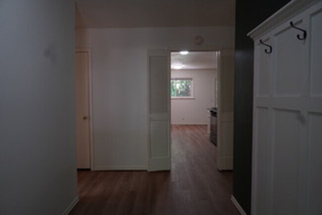 Building Photo - Great 3 Bedroom 2 Bath In A Great Location!