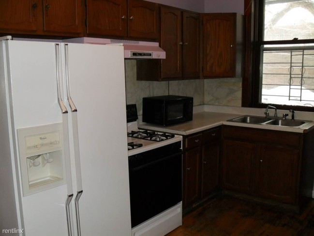 Building Photo - 1 br, 1 bath Apartment - 3332 N Kenmore Ave