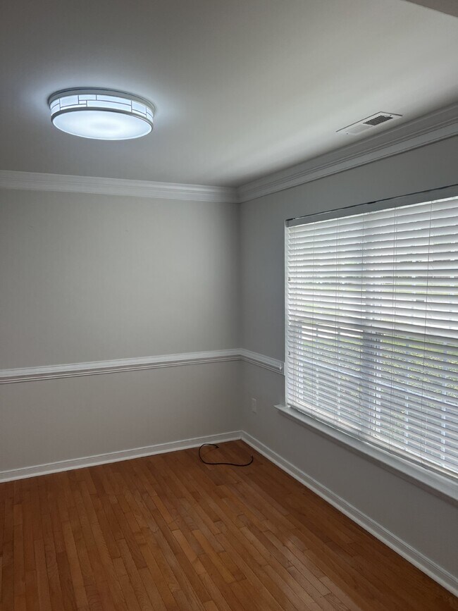 Foto del edificio - Spacious 6-Bedroom Home with 3 Bathrooms i...