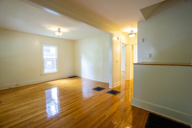 Foto del edificio - Bright, Open , First Floor Flat With Front...