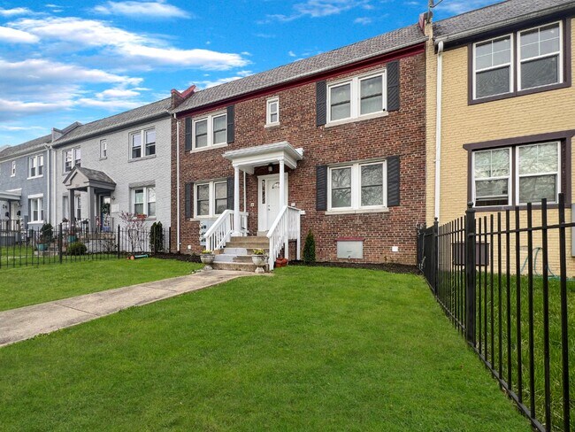 Foto del edificio - 1717 Trinidad Ave NE