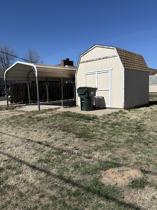 Foto del edificio - 615 N Elm St