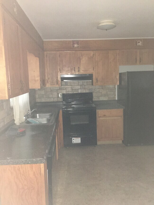 Kitchen - 2711 Bertrand Rd