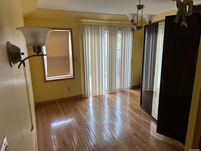 Foto del edificio - 223-09 113th Ave