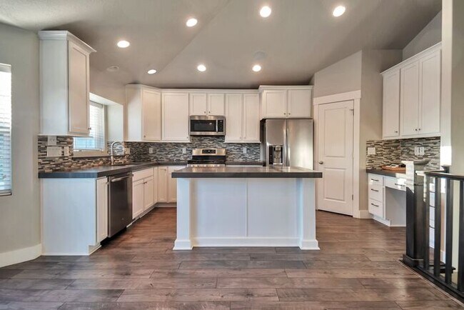 Foto del edificio - Incredible 6 bedroom Rambler in West Jordan