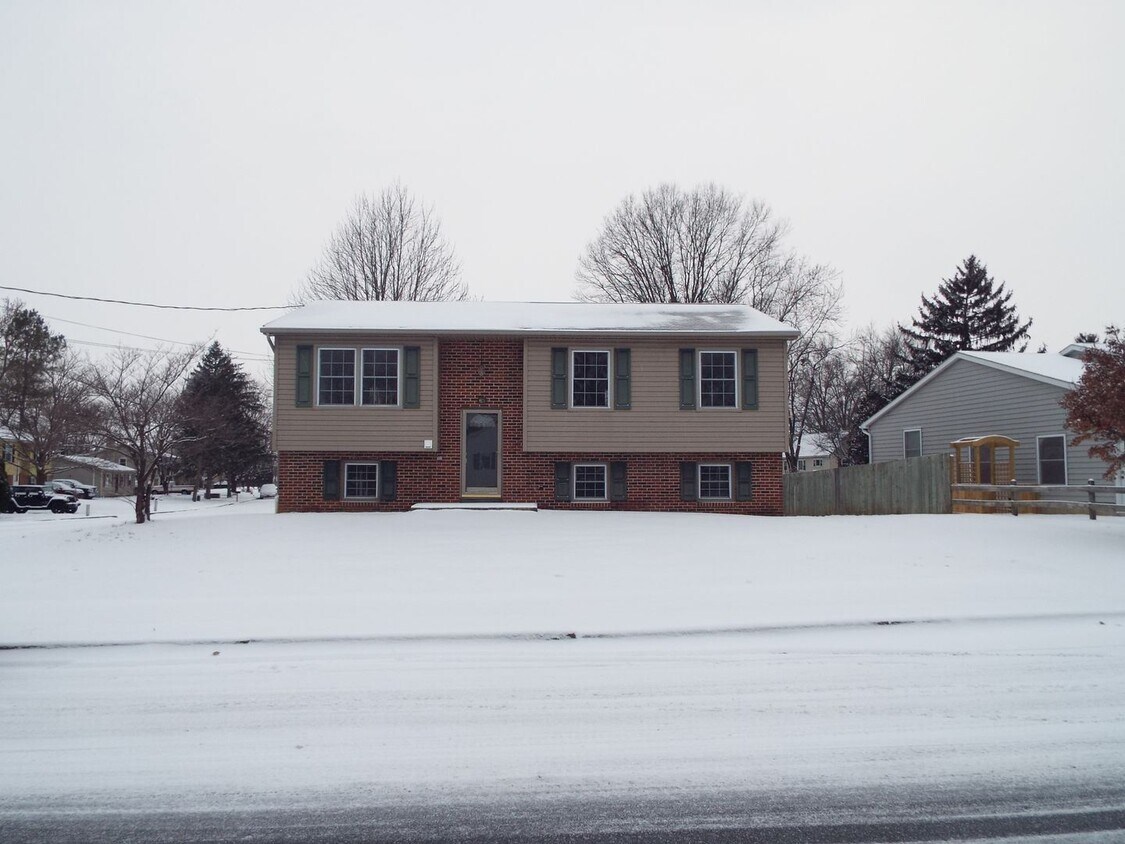 Primary Photo - 3 br, 2.5 bath House - 415 FLORIN AVE
