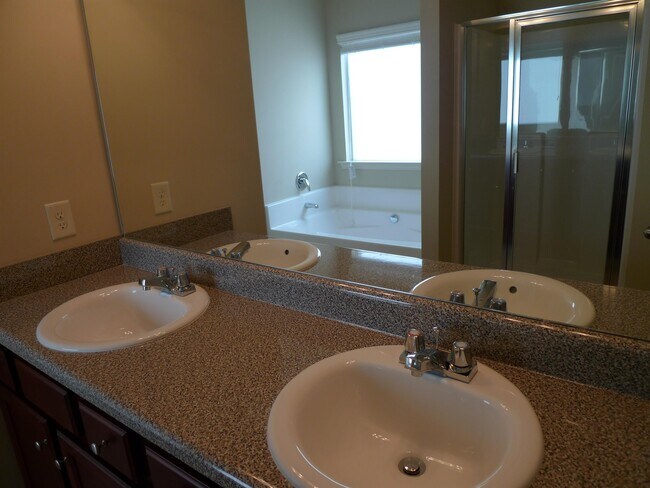 Foto del edificio - 3135 Englewood Dr