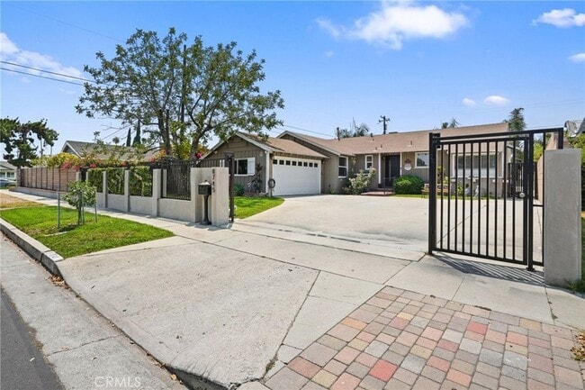 Foto del edificio - 8745 Valjean Ave