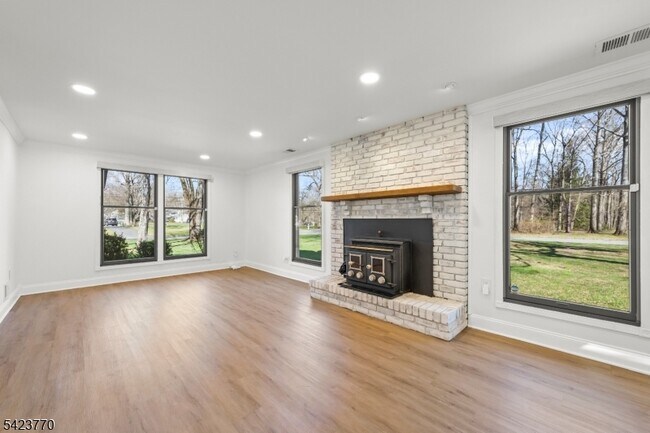 Foto del edificio - 27 Meadowview Rd