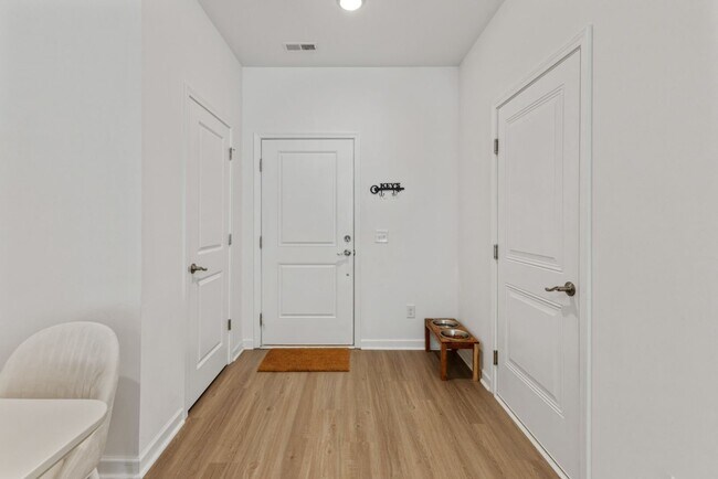 Foto del edificio - New Construction Charmer in Fairview