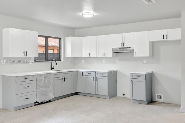 Foto del edificio - 2420 NW 6th Ct