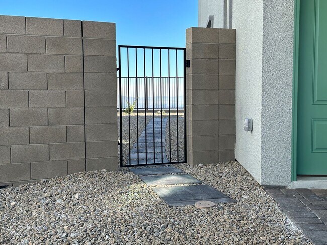 Foto del edificio - Summerlin Pkwy & Lake Mead Blvd