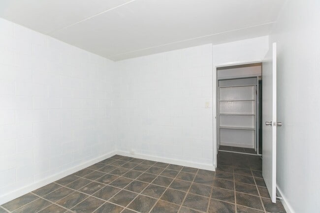 Building Photo - Nahoa Apartments - Ground Floor 2-bdrm/1-bath