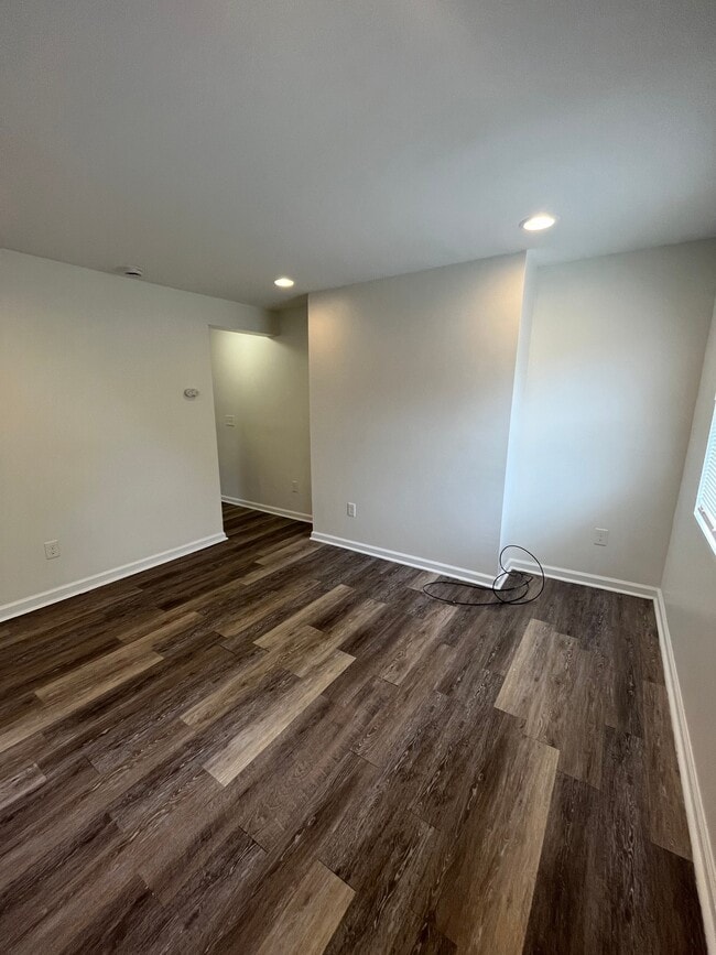 Building Photo - 360 E Hinman Ave