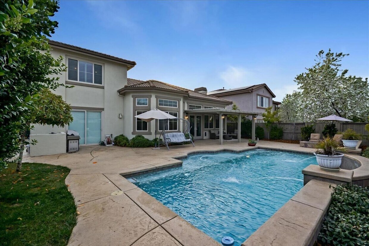 Primary Photo - Live in Luxury - Executive Rental in Guard...