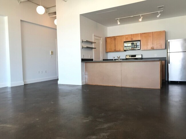 Foto del edificio - BIG Condo in GREAT location
