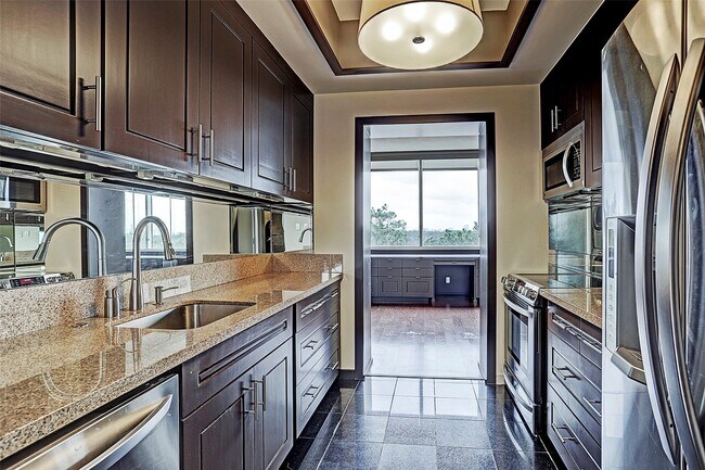 Foto del edificio - 121 N Post Oak Rd