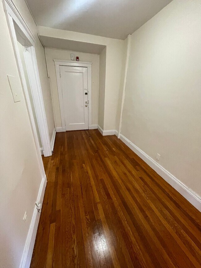 Building Photo - Avl Now - No fee! Spacious 1BR in elevator...