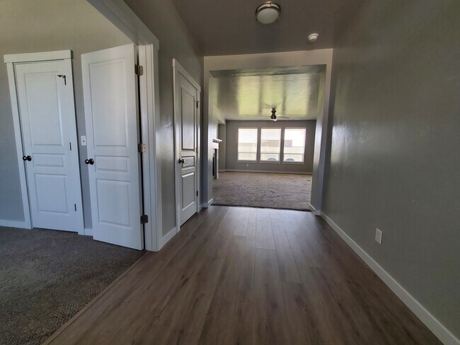 Foto del edificio - 3329 E Grayson St