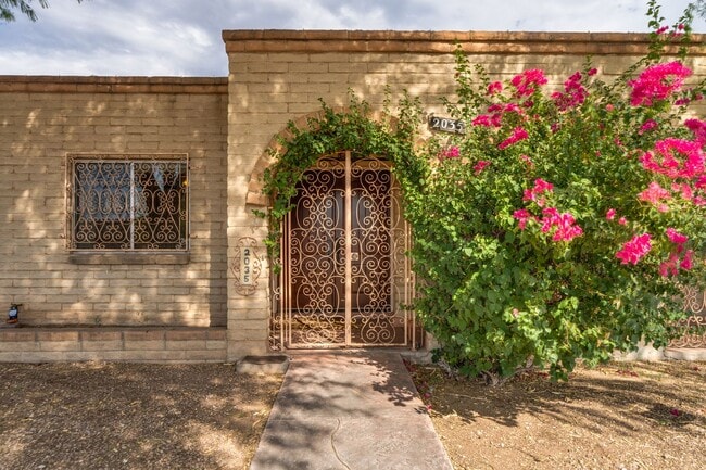 Building Photo - Great East Side Location 4 Bed/2 Bath Home