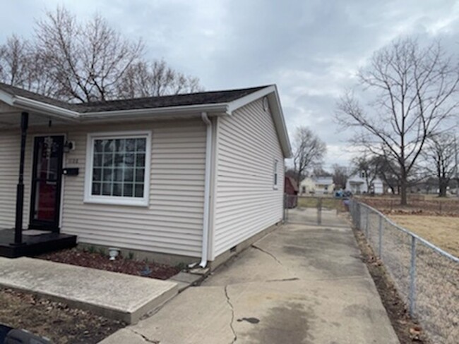 Building Photo - Two Beds, One Bath, Endless Possibilities!