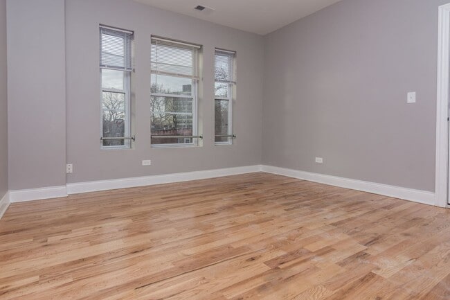 Building Photo - 848 W 61st St