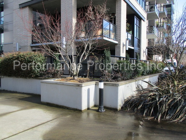 Building Photo - 1830 NW Riverscape St