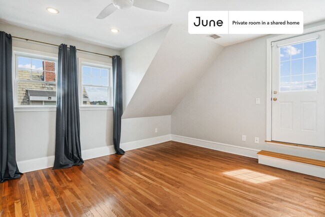 Building Photo - Private bedroom in 3 bed/2.5 bath Home