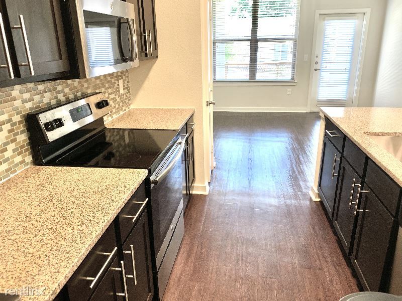 Building Photo - 1 br, 1 bath Apartment - 1009 E 5th St