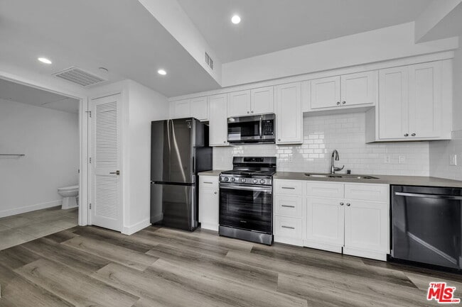 Foto del edificio - 667 N Wilton Pl