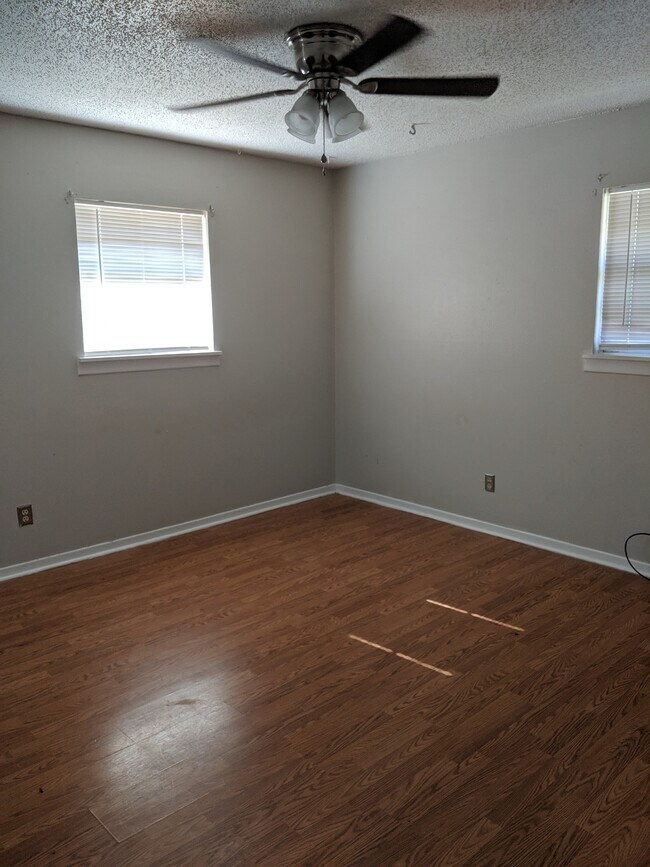 Building Photo - 904 S Pecos Dr