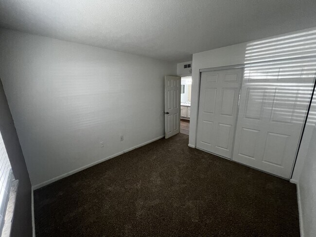 Building Photo - 2563 N Alafaya Trail